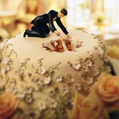 Cake topper che non scegliereste mai per la vostre torta nuziale