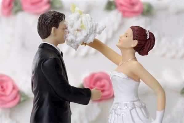 Cake topper che non scegliereste mai per la vostre torta nuziale