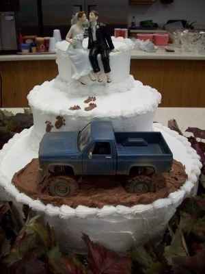 Cake topper che non scegliereste mai per la vostre torta nuziale