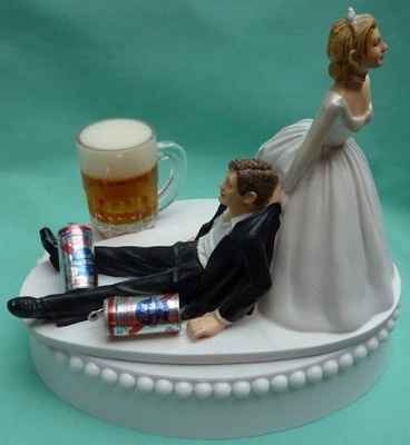 Cake topper che non scegliereste mai per la vostre torta nuziale