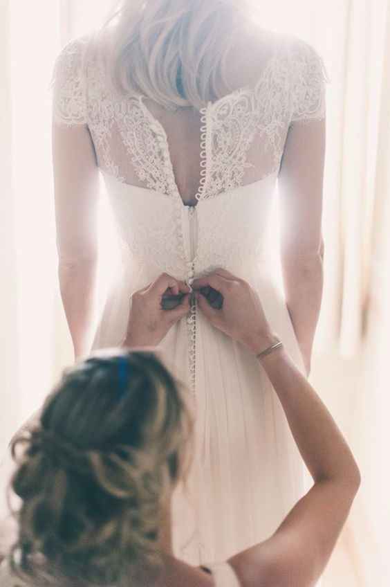 Chi deve aiutare la sposa durante la vestizione?