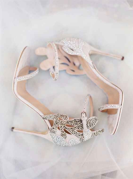 B) Scarpe da sposa Boho Chic Sergio Rossi