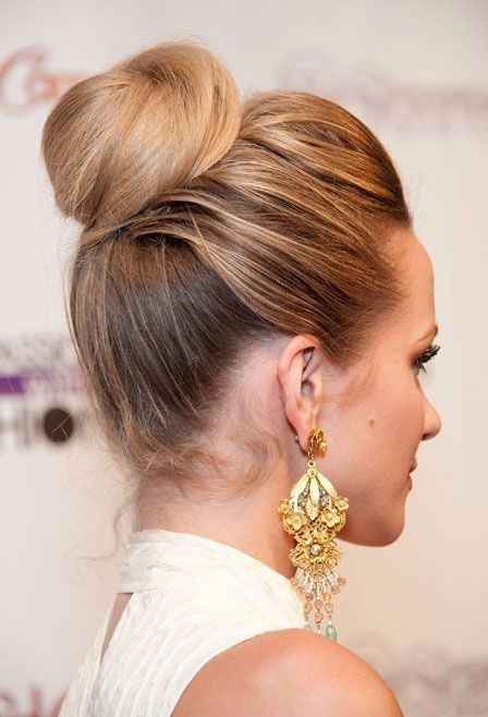 a) Chignon alto