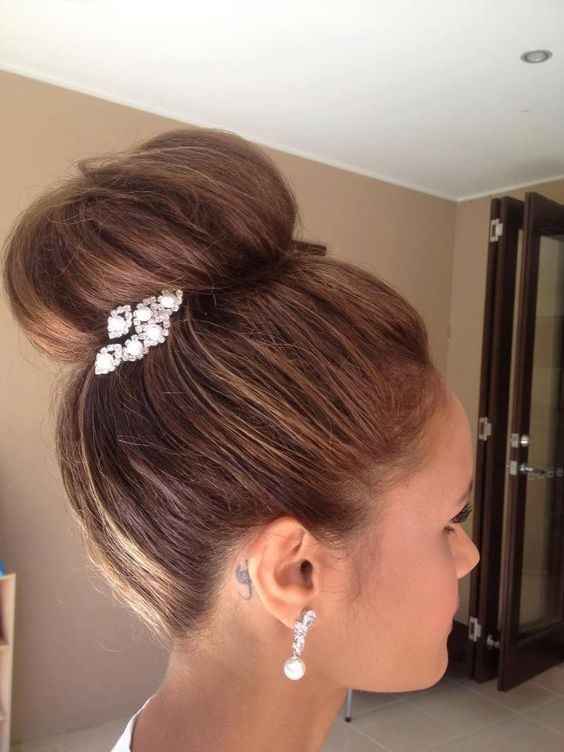 a) Chignon alto