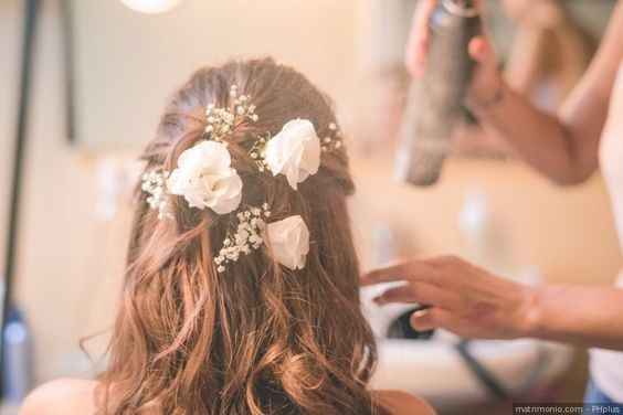 Acconciatura capelli sposa semi-raccolta