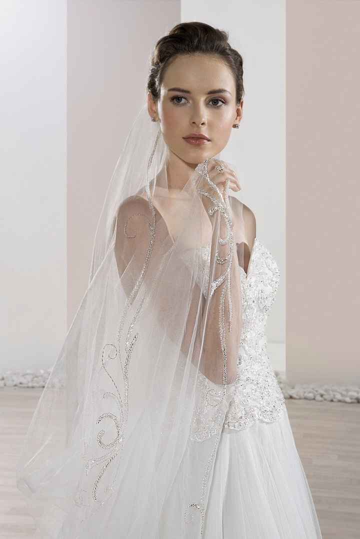 A) Il velo da sposa di Demetrios 2017