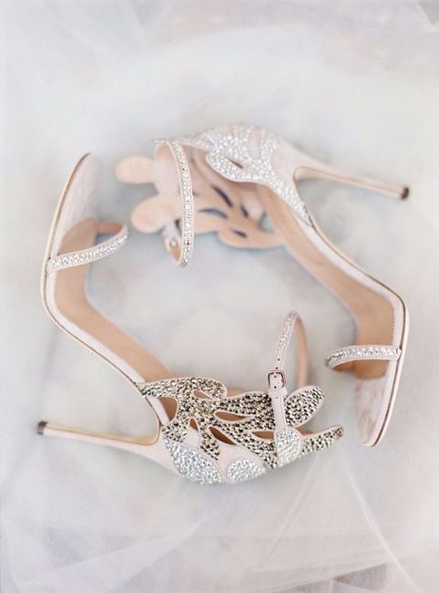 B) Scarpe da sposa Boho Chic Sergio Rossi