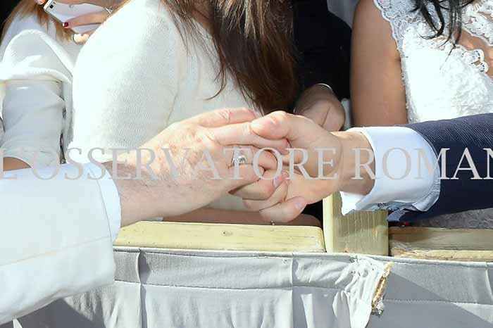 mio marito gli stringe la mano per primo e il papa gli dice sei bassino ma furbo