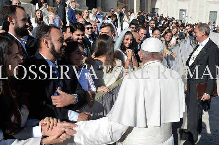 sembrava che era passato avanti ma si gira verso noi