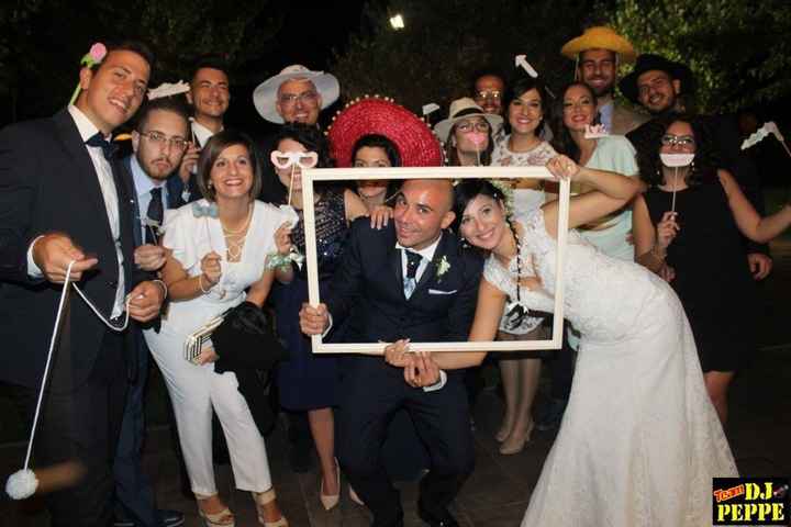 amici della chiesa con parroco in cappello bianco