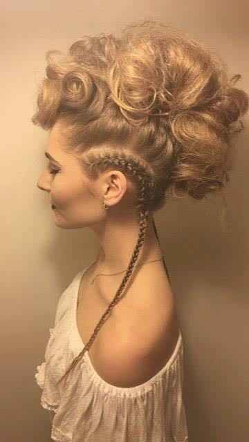 questa è l'acconciatura sulla modella bionda io deludo un pochino