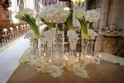 Fiori bianchi e candele