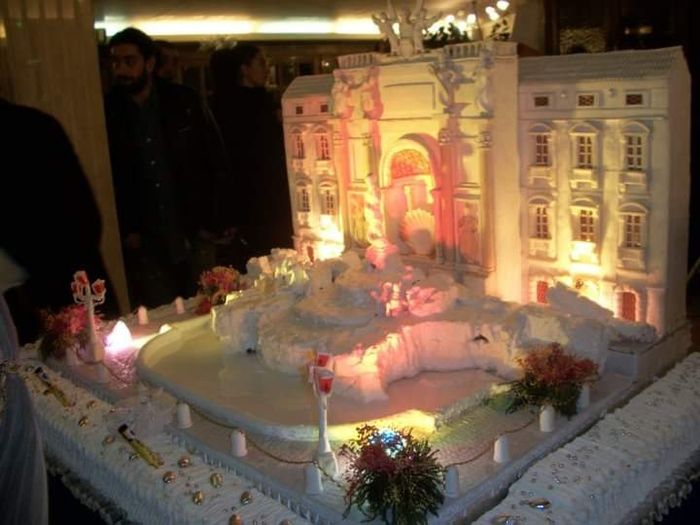 Cerco disperatamente una torta con il plastico della fontana di Trevi o il colosseo 1