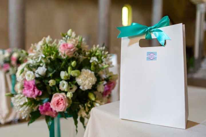 Dettagli floreali e wedding bag