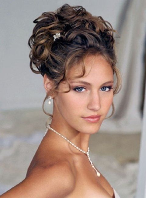 La scollatura dell'abito da sposa per scegliere come acconciare i capelli - 1