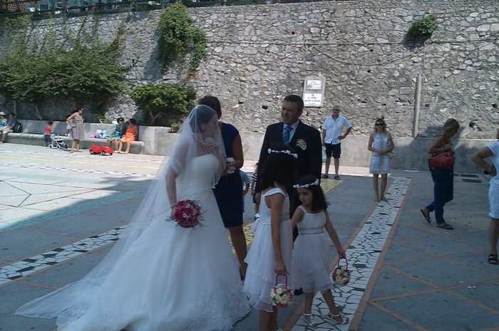 prima di entrare in chiesa