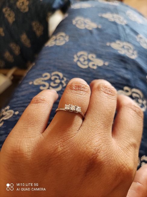 E ora mostraci una foto del tuo anello di fidanzamento! - 1
