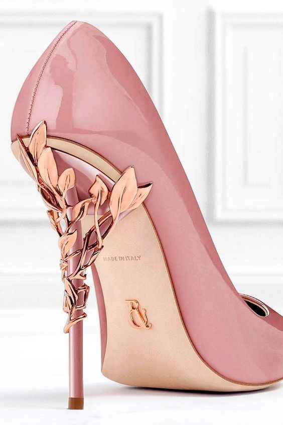 Altro dettaglio che può essere rosa senza essere invadente, è la scarpa che può essere super princip