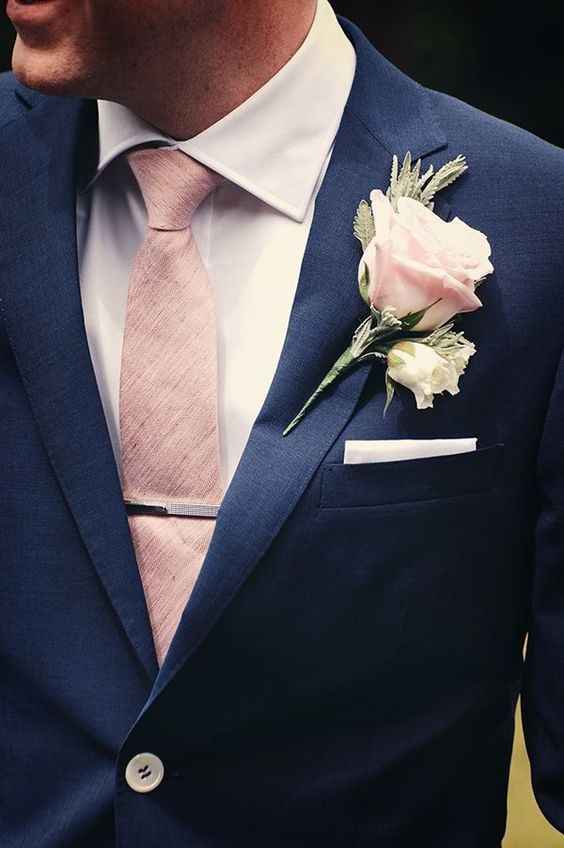 Anche lo sposo può avere il suo "pink touch" con la boutonniere o la cravatta (in questa foto ci son