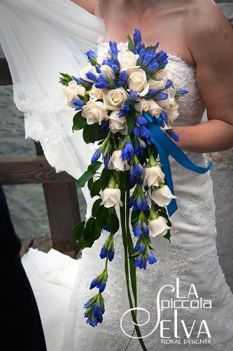 bouquet 3: tonalità a contrasto, fiori a cascata