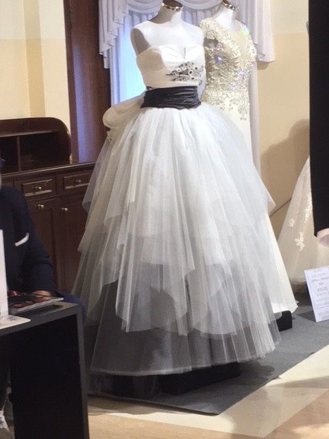 Ovviamente tantissimi abiti da sposa! Da quelli con un tocco di originalità a quelli più classici