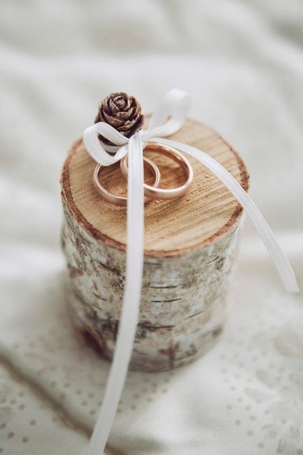 Anche il porta-fedi può essere una sezione di legno con il nastrino tiffany