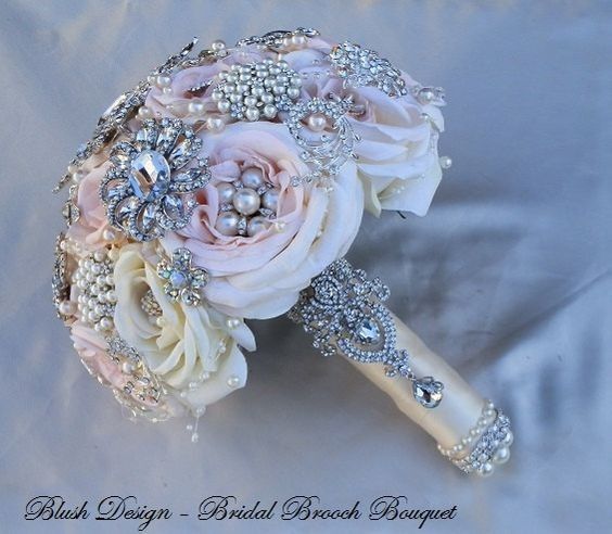 Bijou e fiori (freschi o di raso).. l'effetto lo trovo elegante