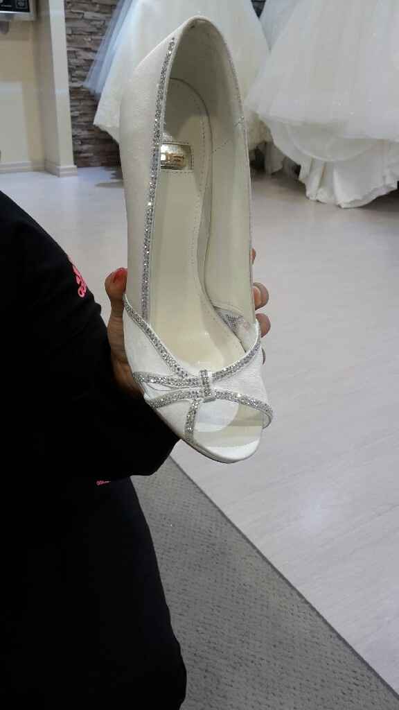 Mi fate vedere le vostre scarpe? - 1