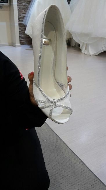 Mi fate vedere le vostre scarpe? - 1