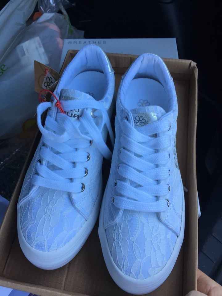 Scarpe a tennis bianche ricamate alternativa al tacchetto