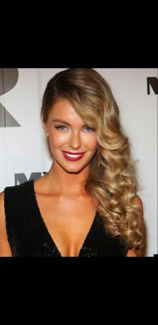 Acconciatura sciolta o semiraccolto mossa 3