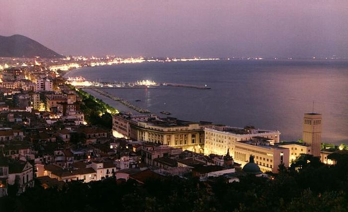 salerno di notte