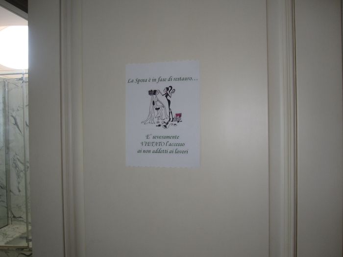 alla porta della stanza