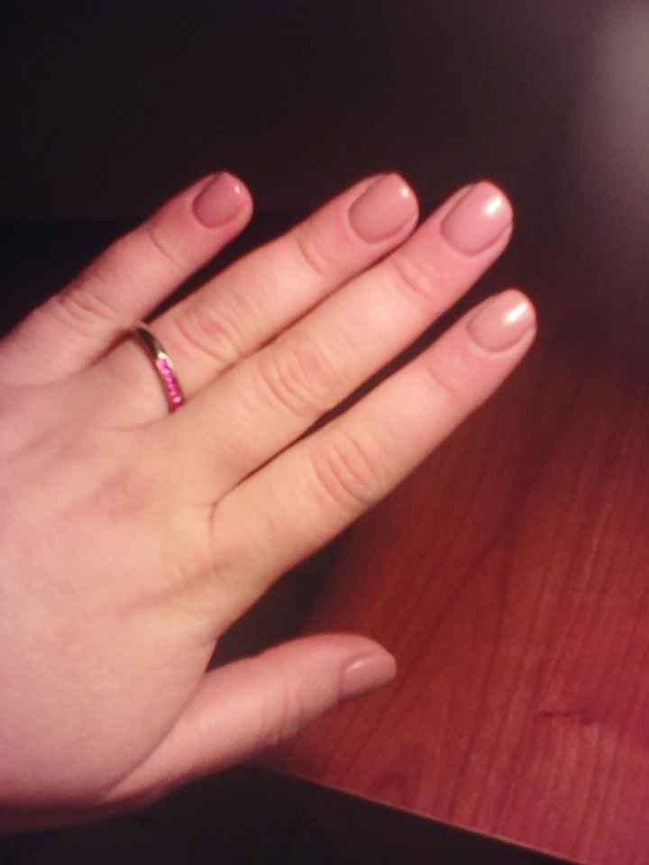 Sposine ho bisogno d'aiuto per le unghie - 1