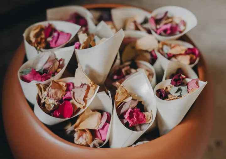 Una favola medievale tra petali, eleganza e amore eterno 