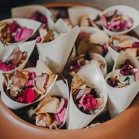 Una favola medievale tra petali, eleganza e amore eterno 