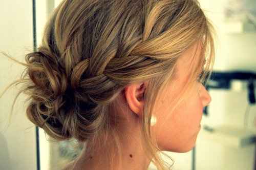 acconciatura con treccia e chignon laterale