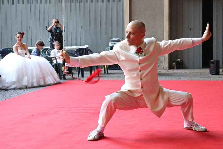 Il reportage delle nostre nozze - spada : omaggio dello sposo alla sposa