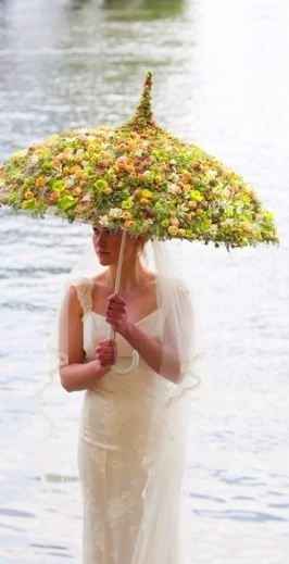 Guida agli accessori da sposa 9 - l'ombrello - con applicazioni floreali