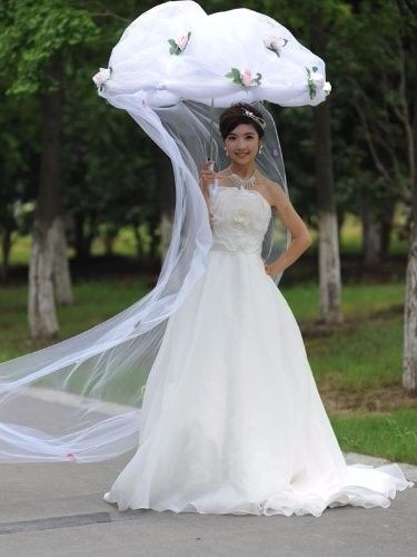 Guida agli accessori da sposa 9 - l'ombrello - con il velo