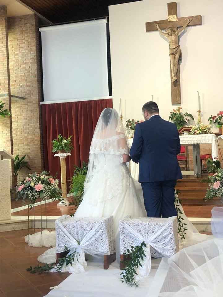 Scollatura abito in chiesa - 1