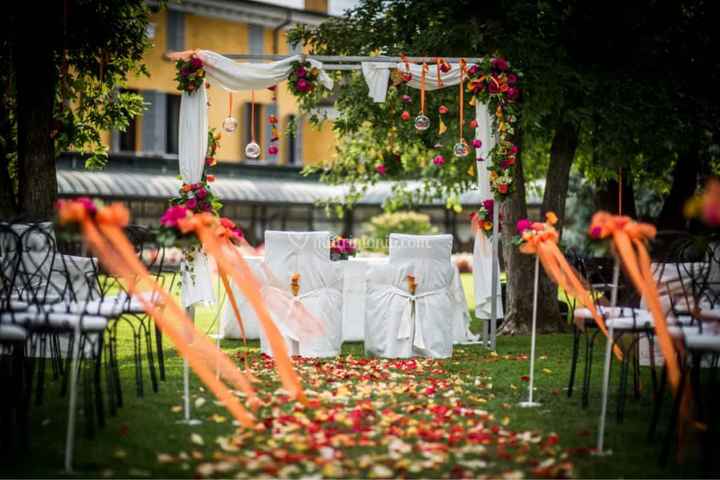 Arco con fiori e tulle - 1