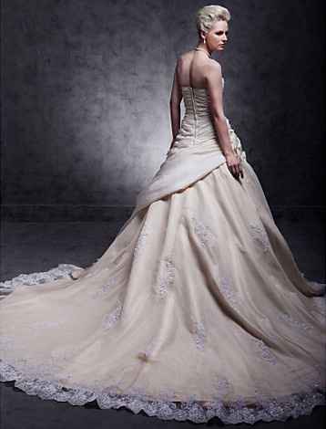 14 vestiti con maxi strascico da sogno per una sposa romantica! - 1