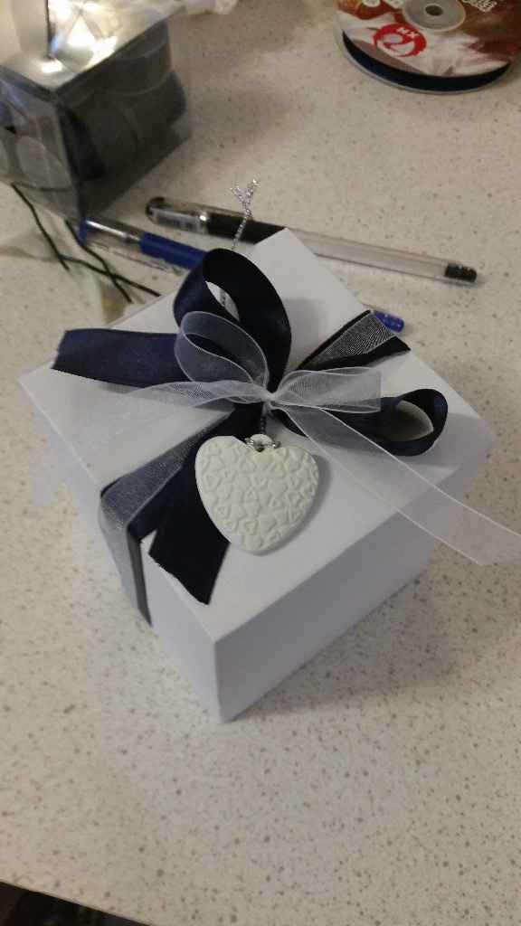 confezionamento con cuore ricamato