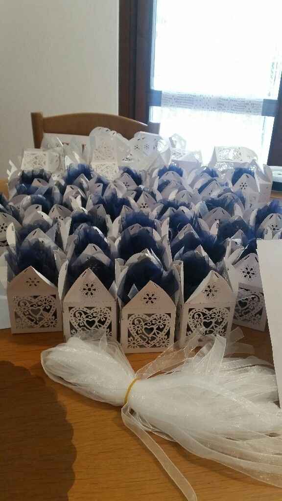 Work in progress.... scatoline segnaposto bianche e blu! - 2