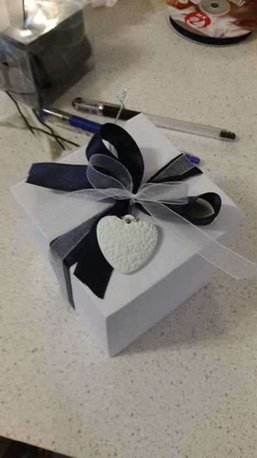 confezionamento con cuore ricamato