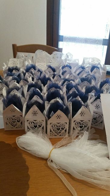 Work in progress.... scatoline segnaposto bianche e blu! - 2