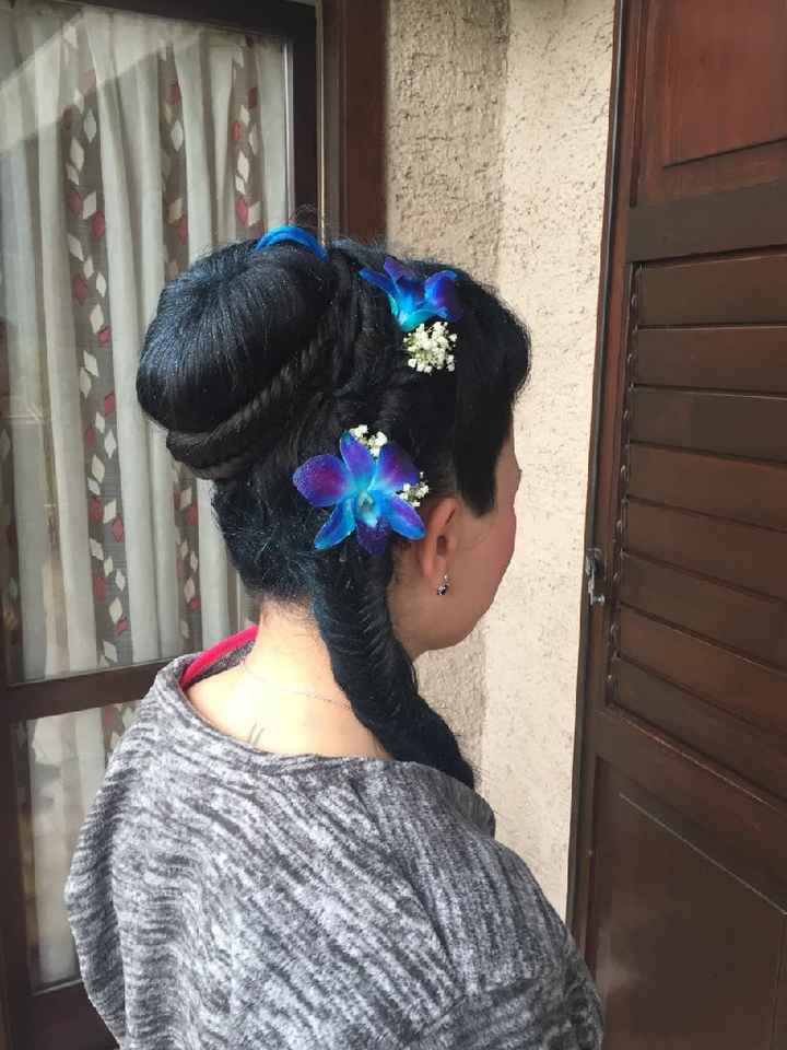 Acconciatura con fiori freschi - 1