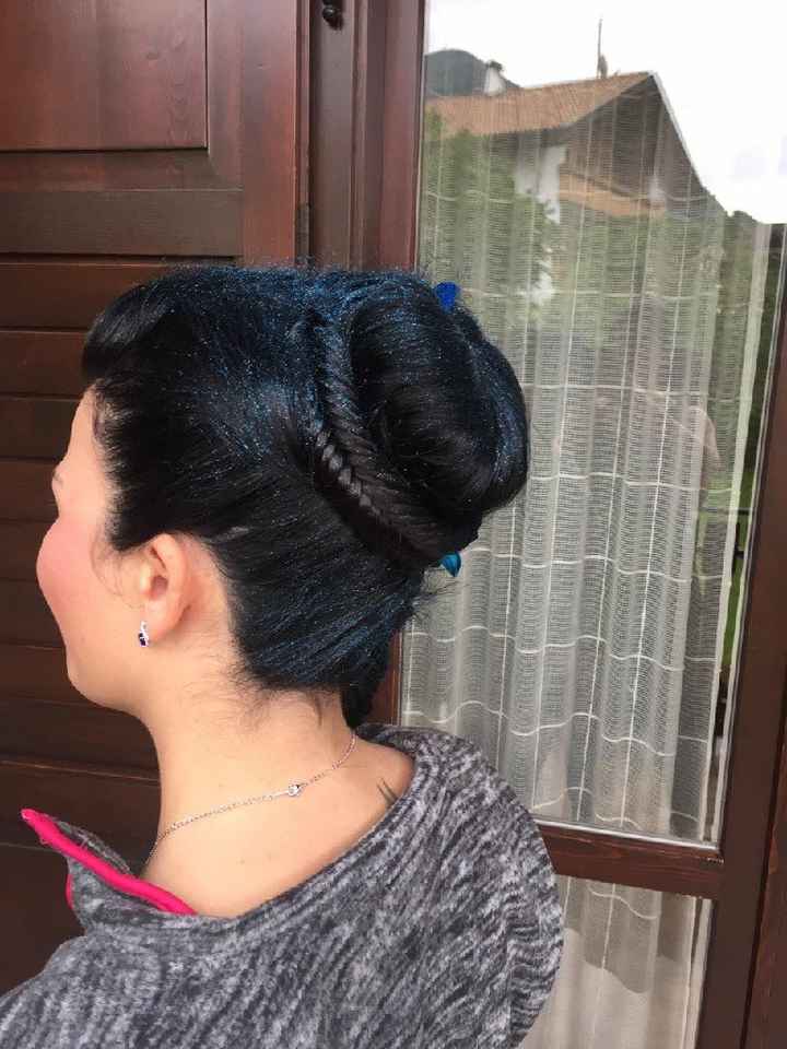 Acconciatura con fiori freschi - 2