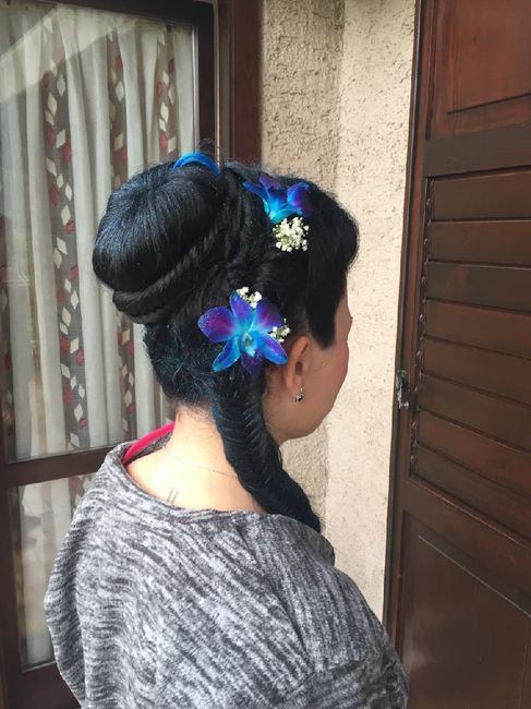 Acconciatura con fiori freschi - 1